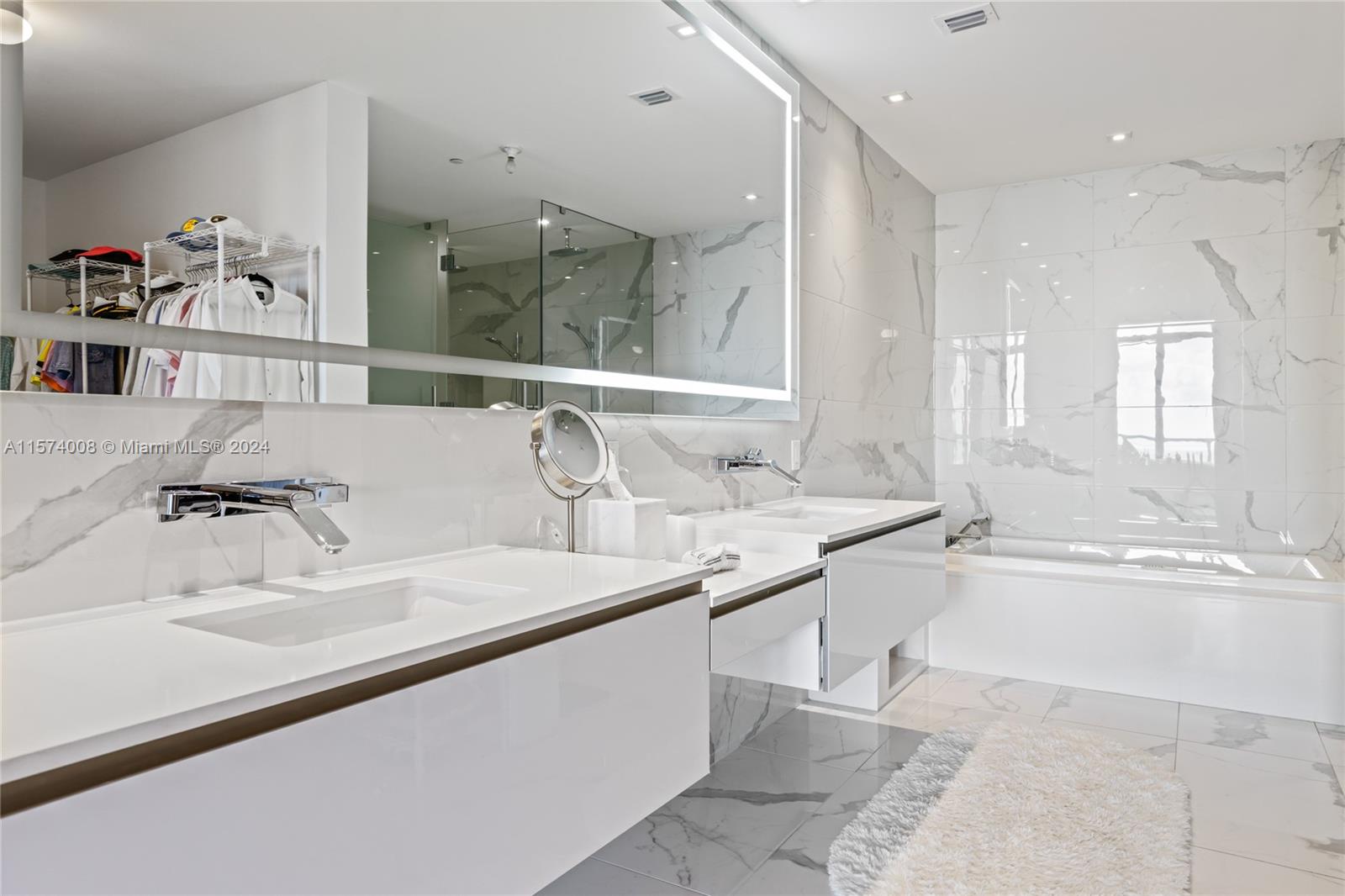 PRIVE CONDO - Residential