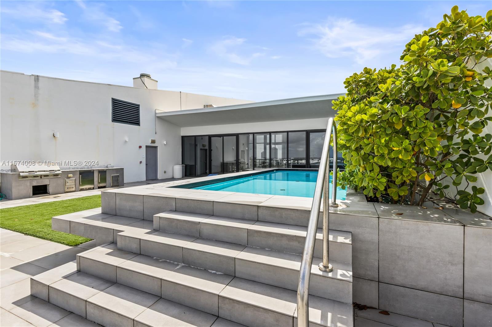 PRIVE CONDO - Residential