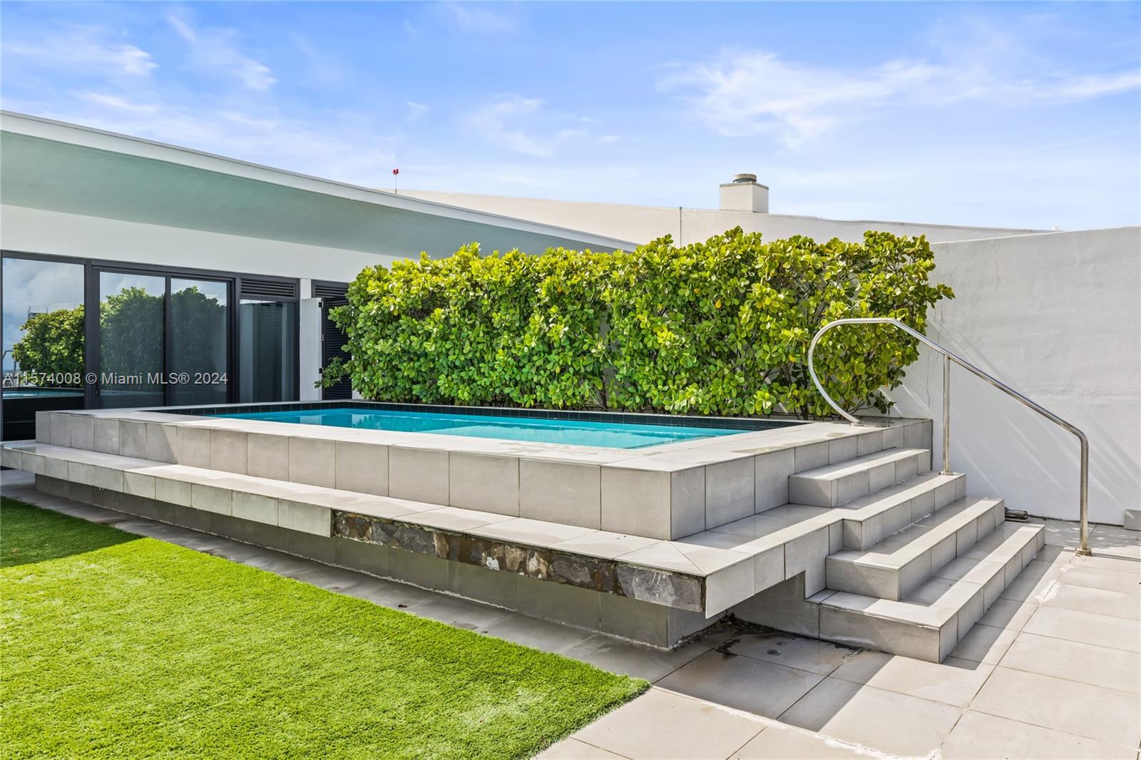 PRIVE CONDO - Residential