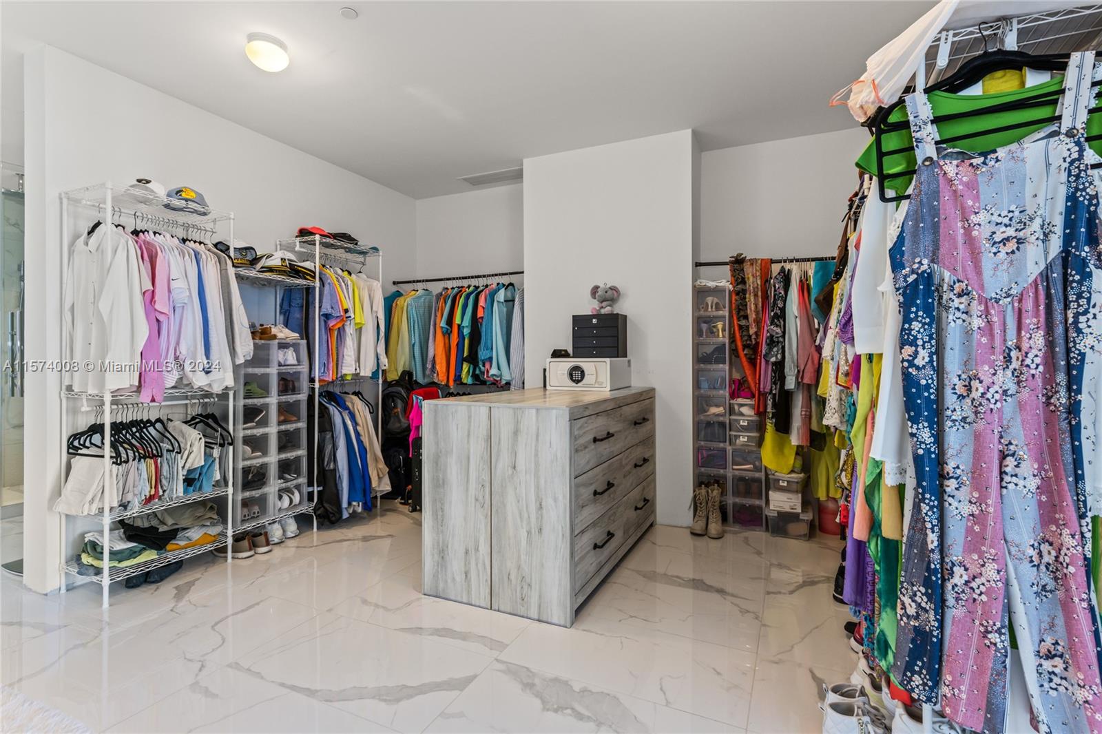 PRIVE CONDO - Residential