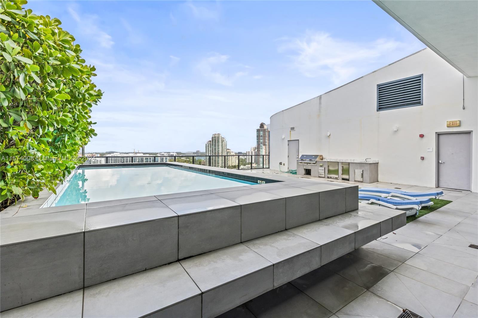 PRIVE CONDO - Residential