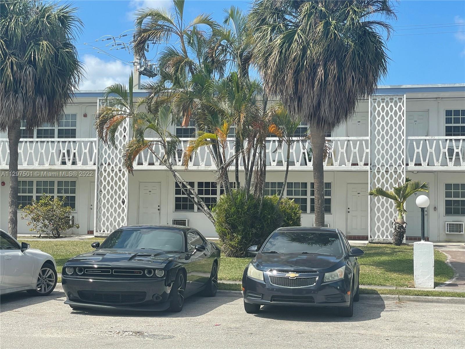1/1 Spacious and clean unit with remodeled bathroom. Cold AC, plenty of closet space. Community Pool. Close to shopping, highways, beach and public transportation.