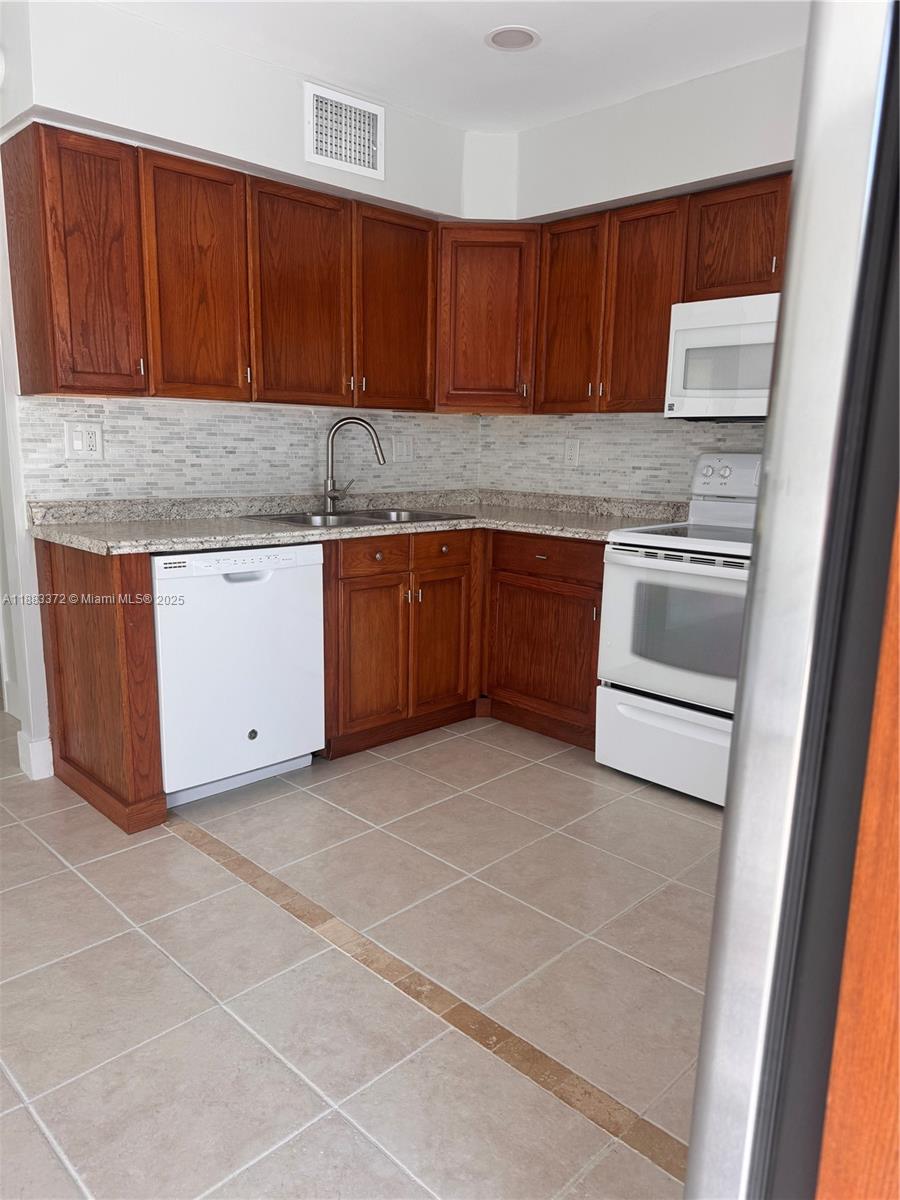 SANDTREE - Residential Lease