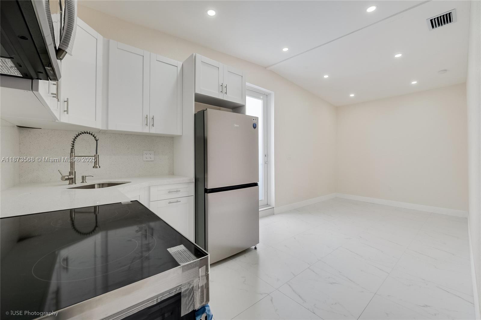 Welcome to your new home! This beautifully finished 2 bedroom, 1 bathroom apartment offers modern comfort and unbeatable convenience. Perfectly located near all major highways, commuting has never been easier, Easy access to turnpike, us1 all the other major highways
Minutes from shopping, dining, and entertainment,Close to public transportation, Quiet, friendly neighborhood
