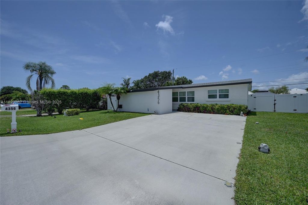 Photo of 4356 S Mary Cir, Palm Beach Gardens, FL 33410 (MLS # A11829262)