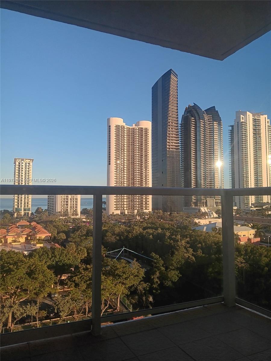 WINSTON TOWER 300 CONDO - Residential