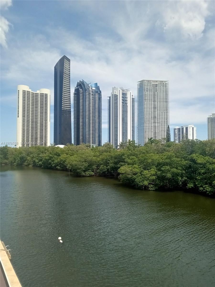 WINSTON TOWER 300 CONDO - Residential