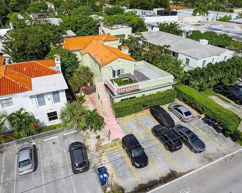 2822 Pine Tree Dr Miami Beach FL 33140