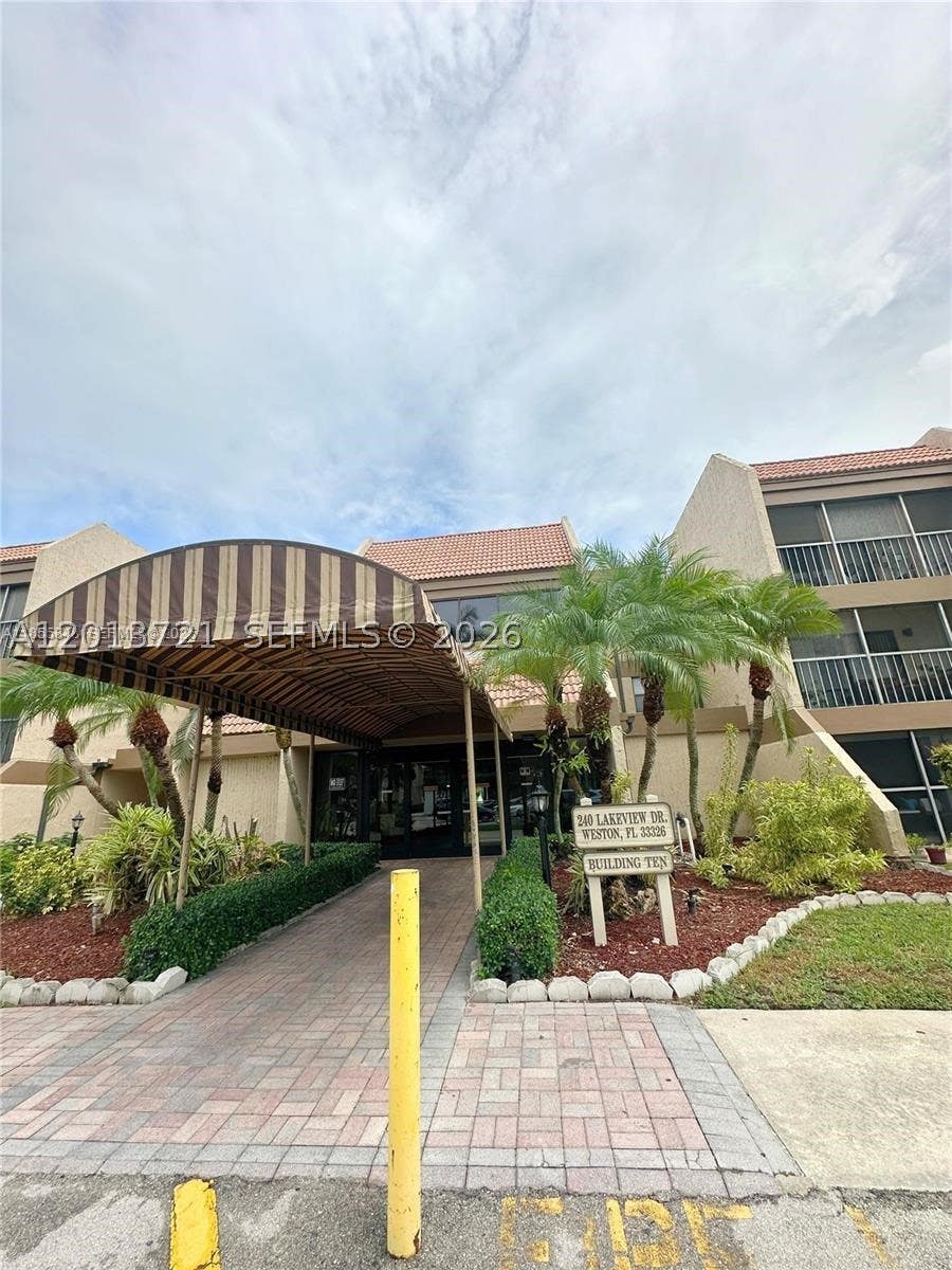 Photo of 240 Lakeview Dr #212, Weston, FL 33326 (MLS # A12013721)