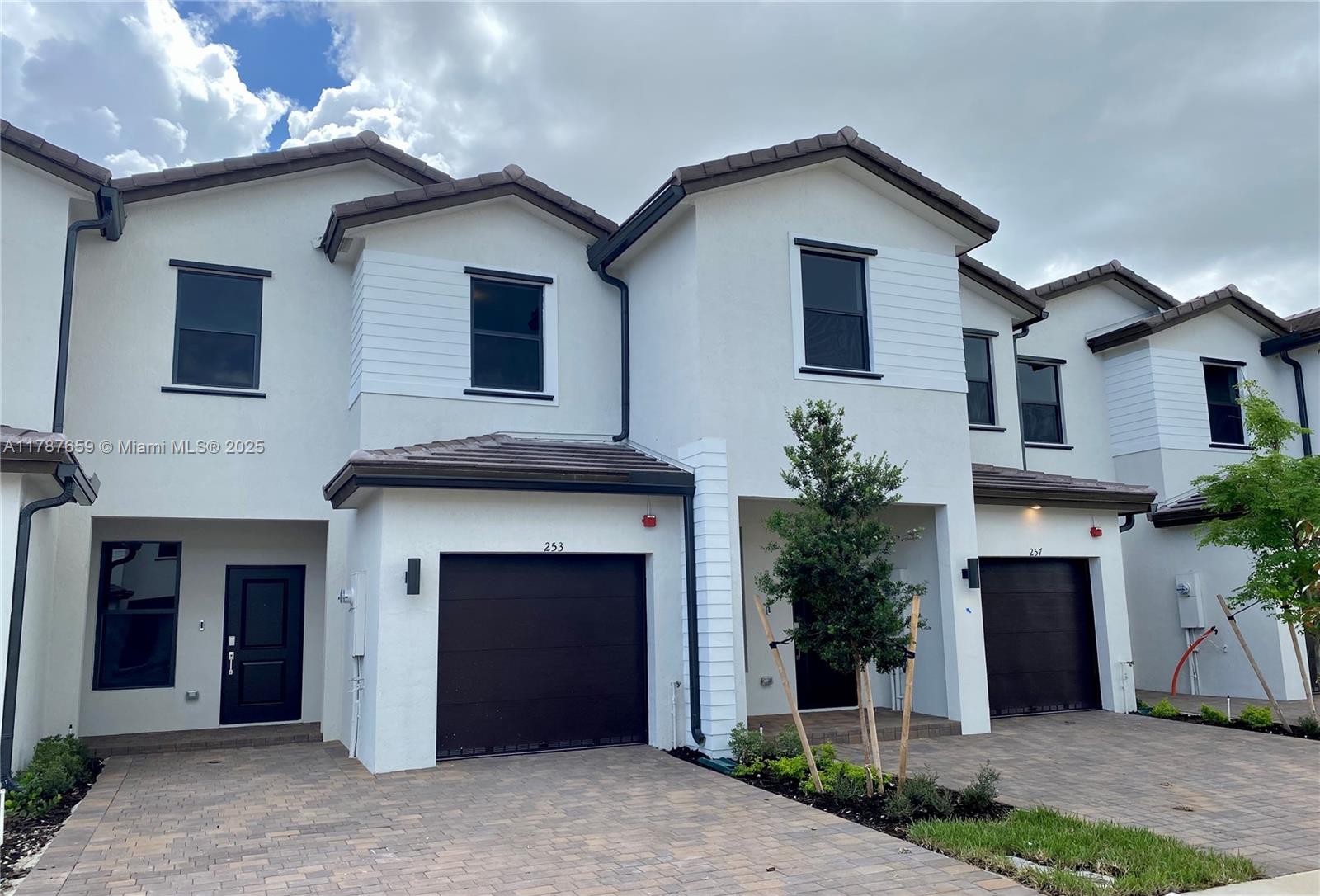 Property for Sale at 253 Sw 159th Way, Pembroke Pines, Miami-Dade County, Florida - Bedrooms: 3 
Bathrooms: 3  - $570,000