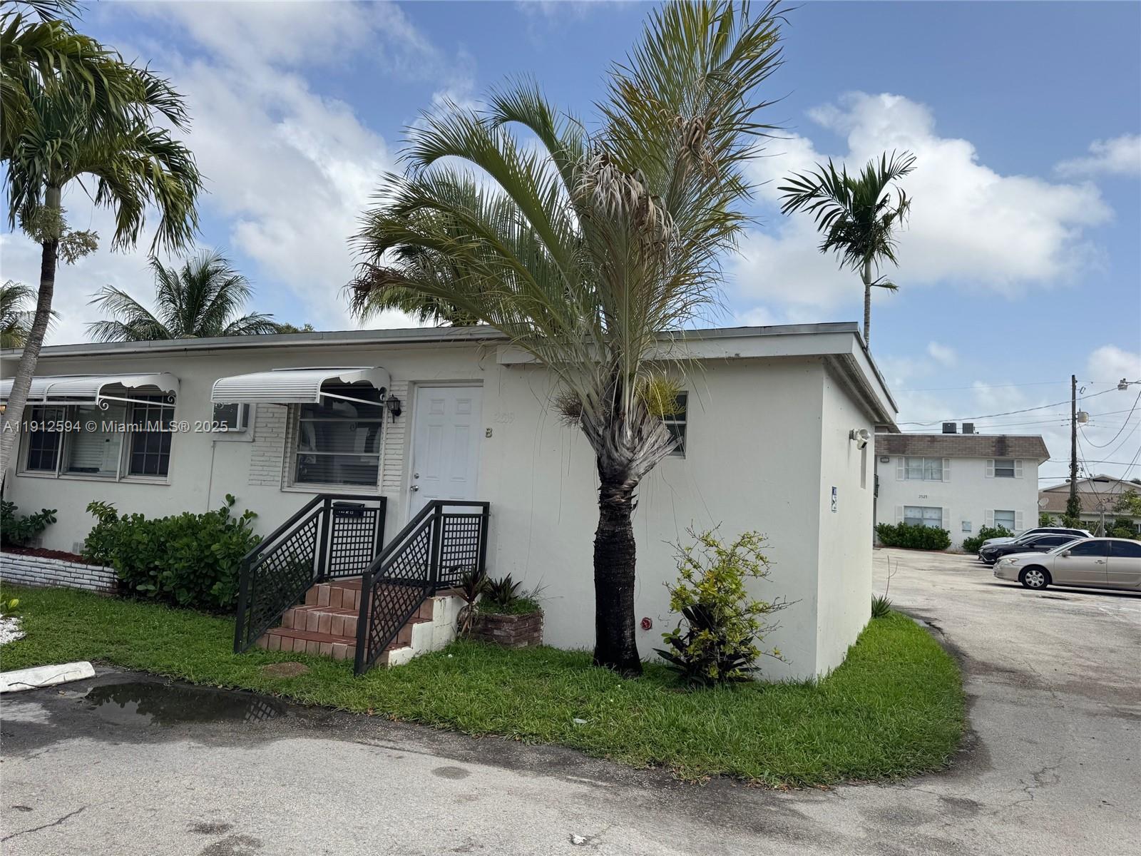 HOLLYWOOD LITTLE RANCHES - Residential Lease