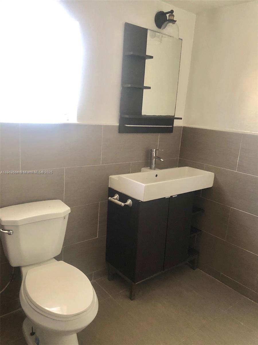 HOLLYWOOD LITTLE RANCHES - Residential Lease