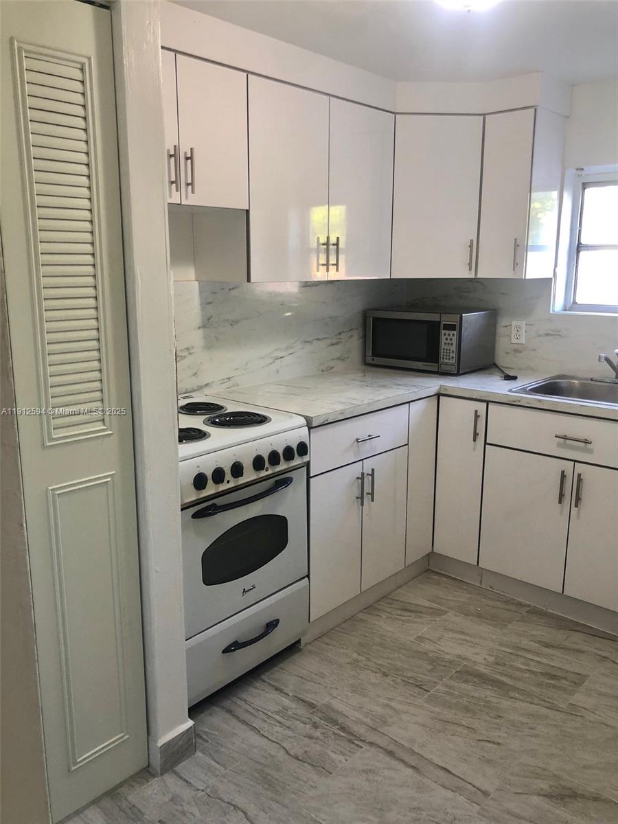 HOLLYWOOD LITTLE RANCHES - Residential Lease