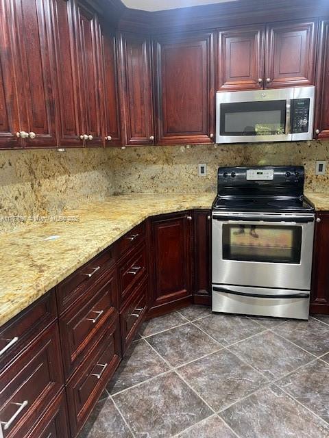 Upgraded open split 2/2 condo, corner unit in first floor. All ages welcome. Upgraded kitchen with SS appliances. Full size washer and dryer in unit with enclosed porch. Community has great amenities pool, basketball, gym, playground, volleyball.... Close to highways, shops and restaurants