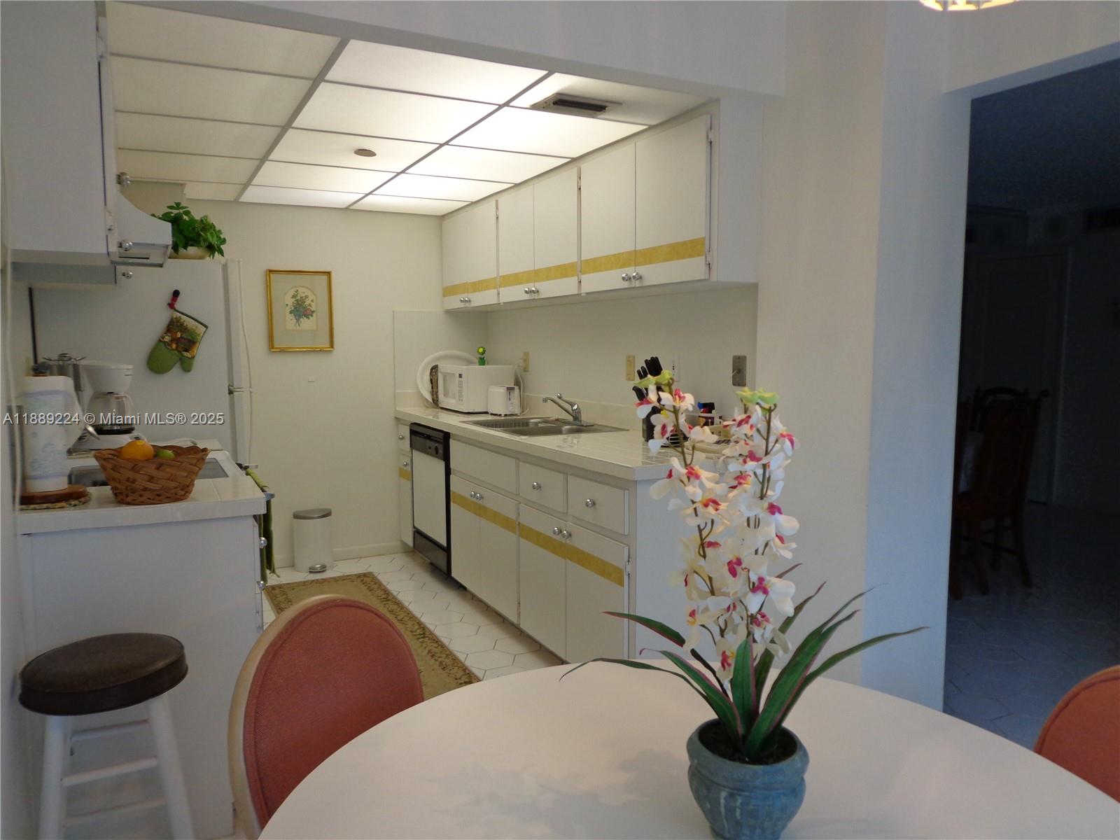 SEASONAL FAIRVIEW HOUSE - Residential Lease