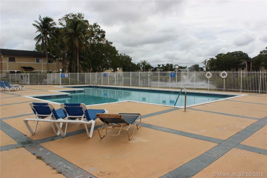 GREAT UNIT FOR RENT IN FIRST FLOOR... COMPLETELY REMODELED TWO BEDROOM, TWO BATHROOM WITH SPACIOUS LIVING AREA, WASHER/DRYER INSIDE. LAMINATED WOOD FLOORS IN BEDROOMS AND TILE IN LIVING/DINNING ROOM AREA. NICE CONDO IN THE HEART OF PEMBROKE PINES...THE PALMS OFFERS RESORT STYLE AMENITIES WITH TROPICAL LANDSCAPING, LUSH GARDENS, COMMUNITY POOL AND MUCH MORE....
