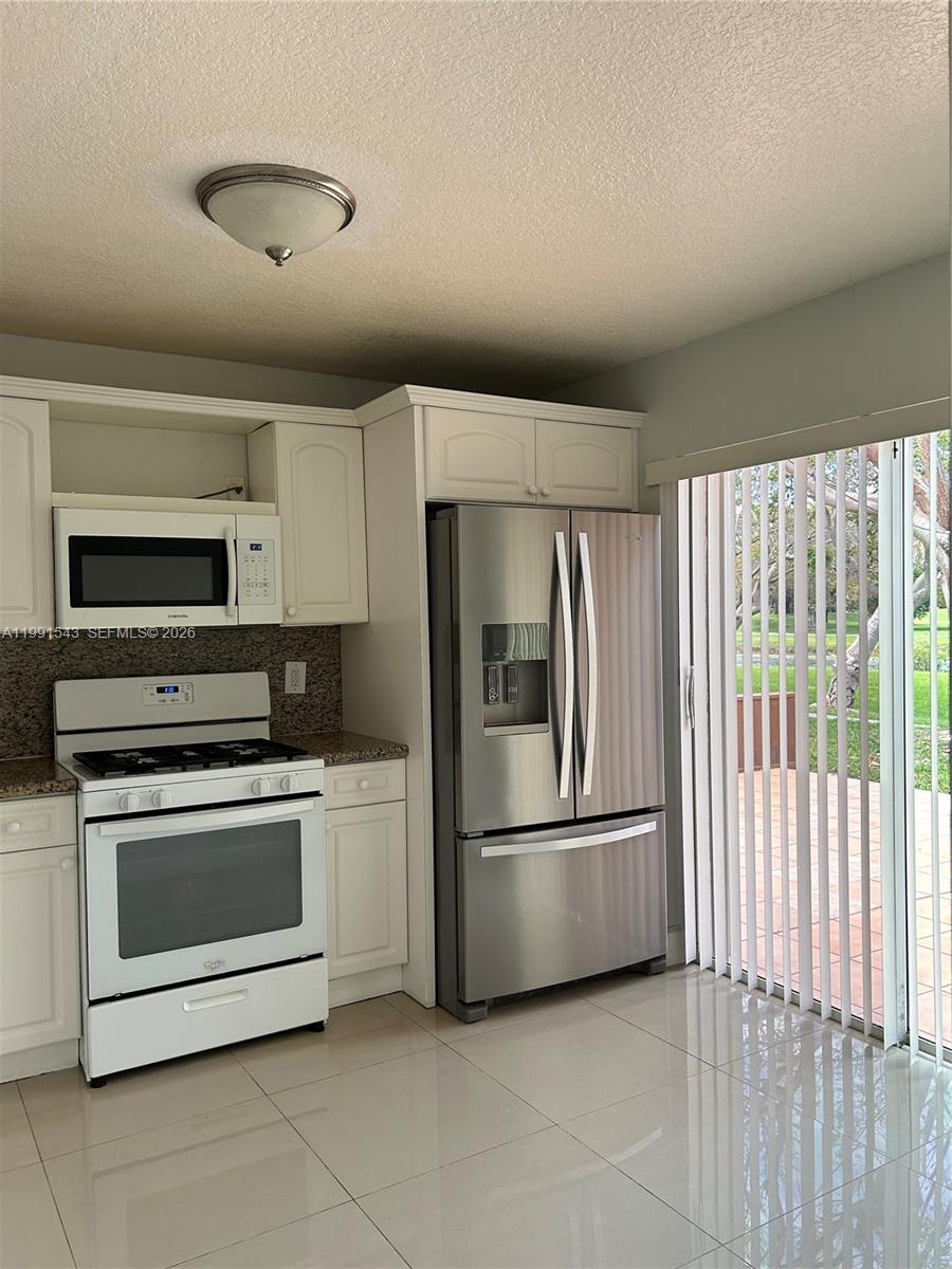 VIZCAYA AT THE HAMMOCKS 1 - Residential Lease