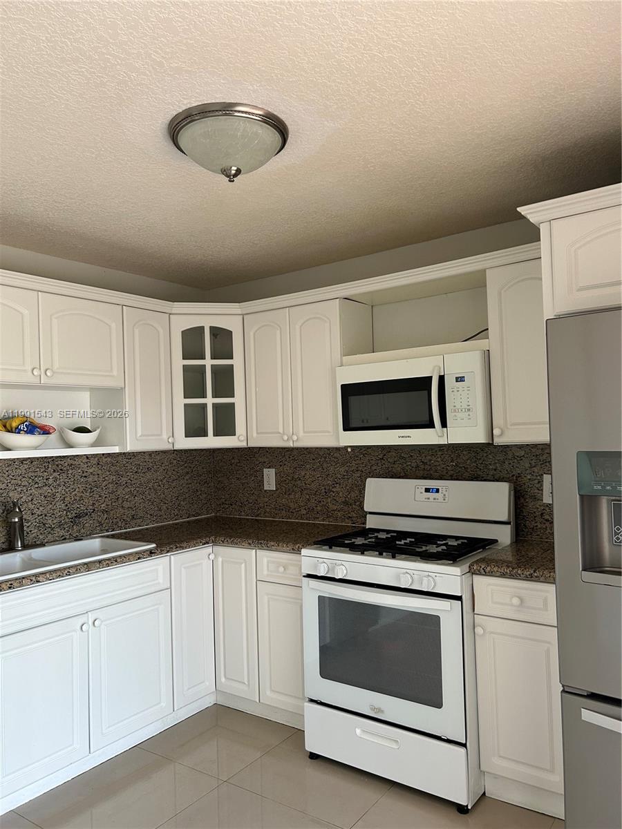 VIZCAYA AT THE HAMMOCKS 1 - Residential Lease
