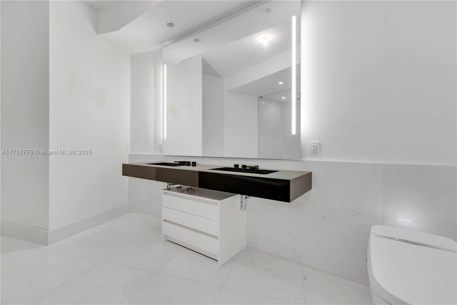 18555 COLLINS AVENUE COND - Residential