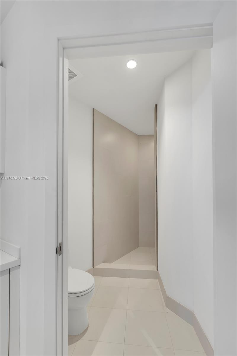 18555 COLLINS AVENUE COND - Residential