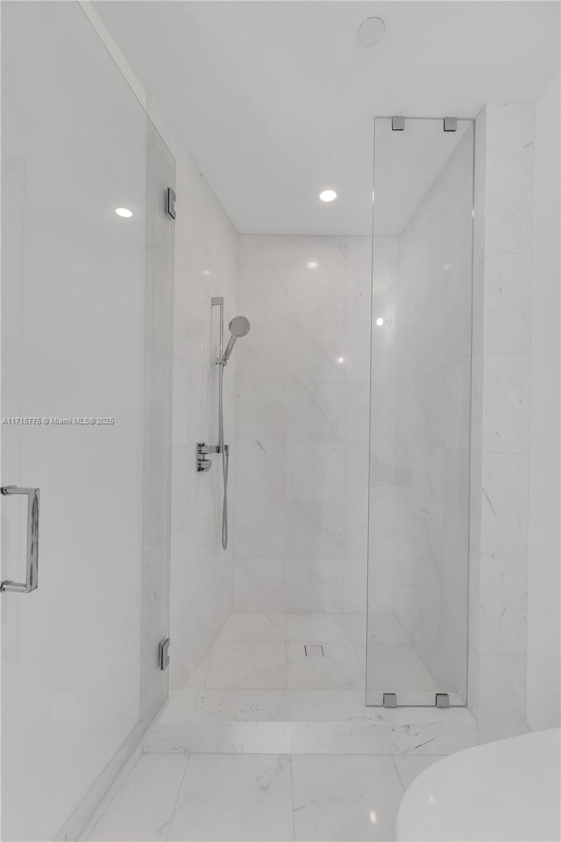 18555 COLLINS AVENUE COND - Residential