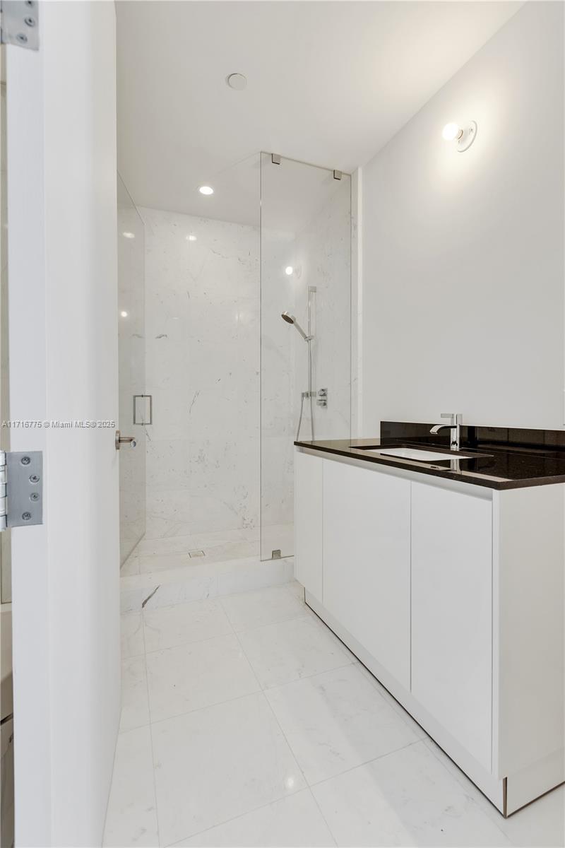 18555 COLLINS AVENUE COND - Residential