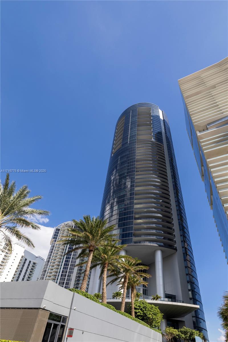 18555 COLLINS AVENUE COND - Residential