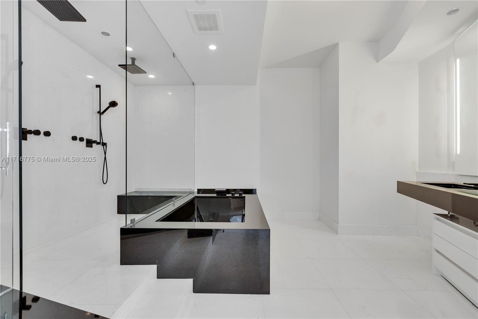 18555 COLLINS AVENUE COND - Residential