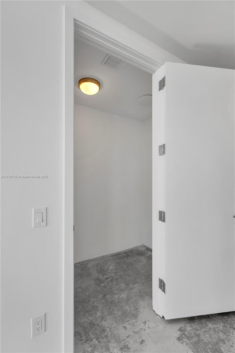 18555 COLLINS AVENUE COND - Residential