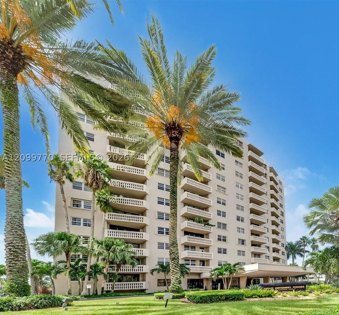 90 Edgewater Dr PH03