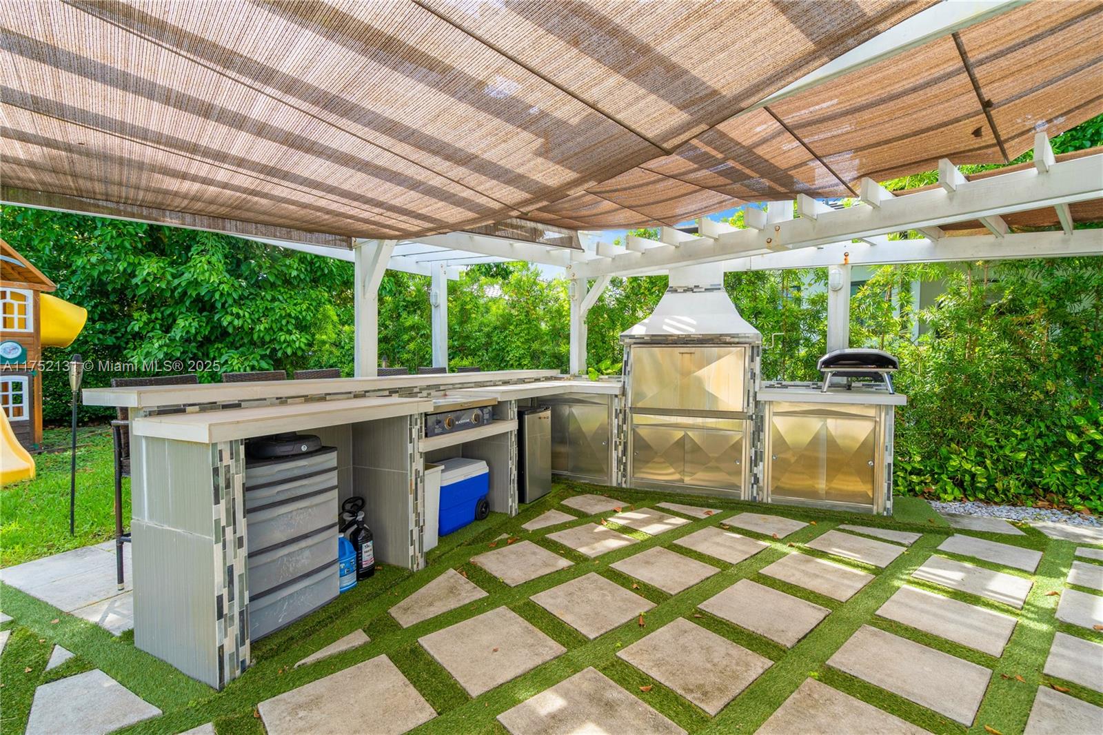 DORAL ESTATES - Residential