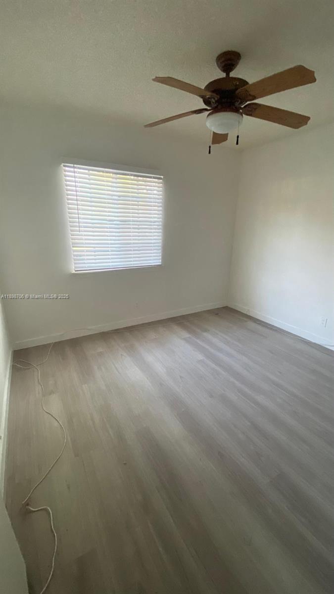 Beautiful townhome/villa 2 bedrooms and 2 complete bathrooms in a nice neighborhood, near shopping centers and proximity to main expressways. Great community with many amenities, nice pool, lakes, green areas and tennis court. House in good condition