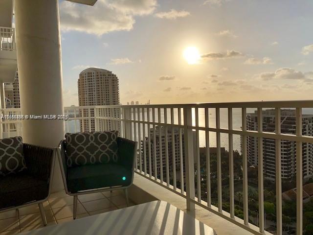 Spectacular High Floor impecable unit, to enjoy extraordinary water views of Biscayne Bay and Brickell at the desirable Courts Condo at Brickell Key.
The perfect layout to enjoy the luxury and private lifestyle Brickell key has to offer, with this spacious 878 qft 1 bed 1 1/2 bath and plenty closet space.
Wake up and enjoy the amazing sunrise from this spectacular unit and all the lifestyle Miami has to offer.
This could be yours, connect with me.