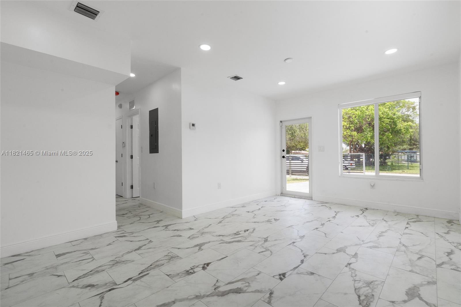LINCOLN ESTS - Residential