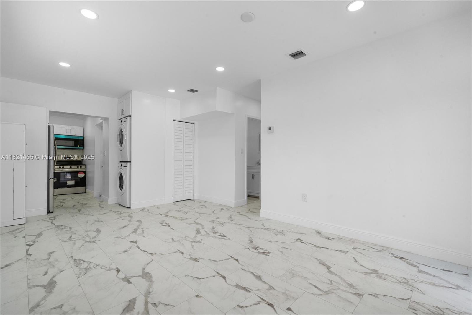 LINCOLN ESTS - Residential