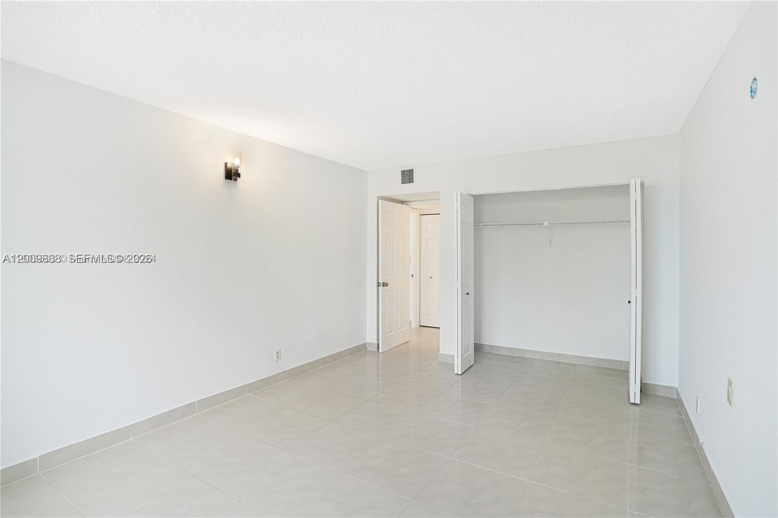 HALLMARK OF HOLLYWOOD CON - Residential