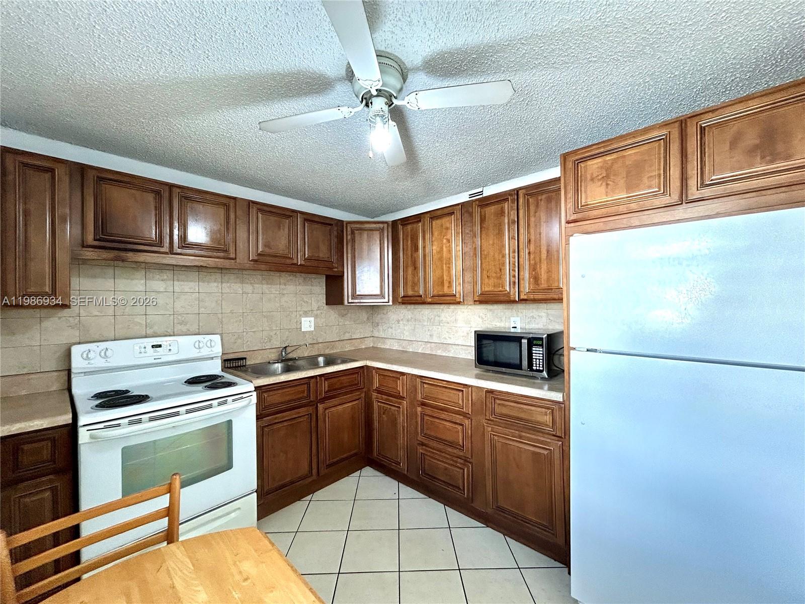 EL CONQUISTADOR NORTH CON - Residential Lease