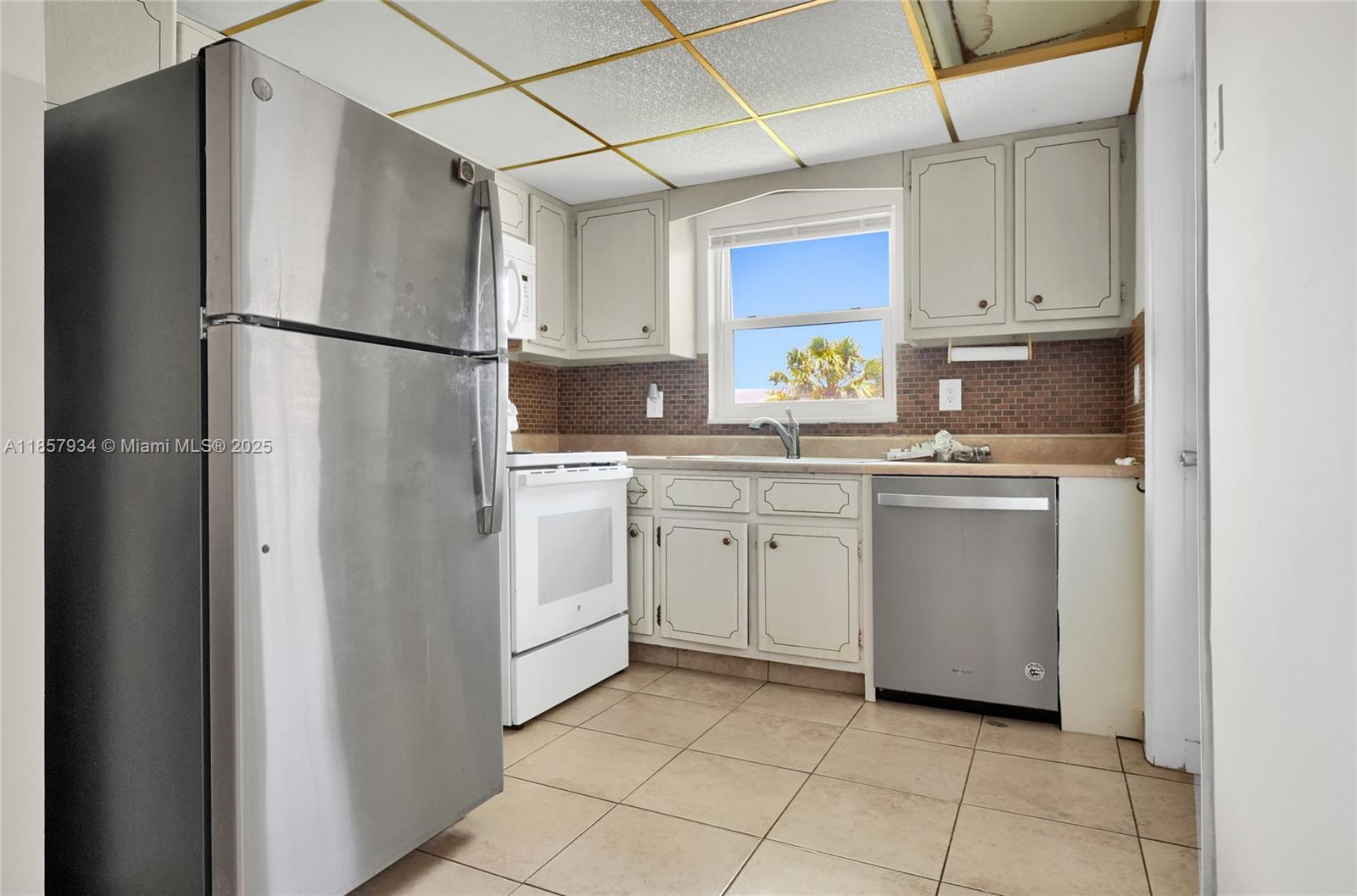 BEVERLY HILLS CONDO NUMBE - Residential Lease