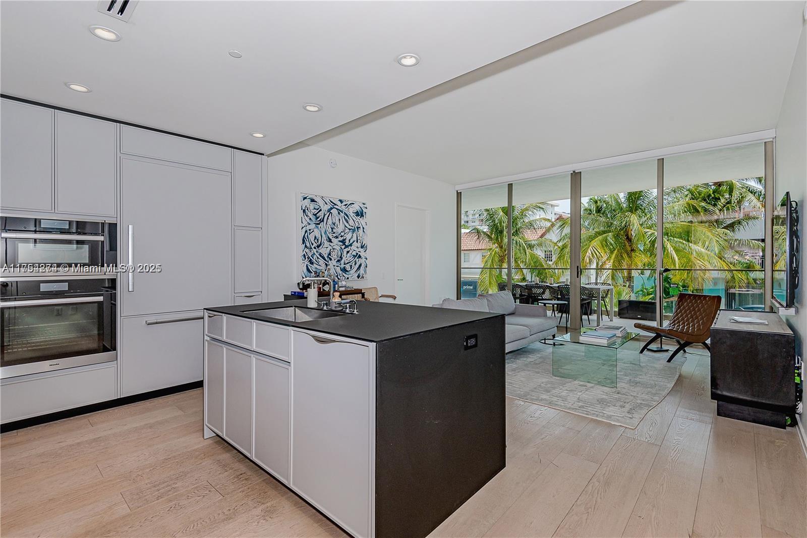 300 E Collins Ave 2D