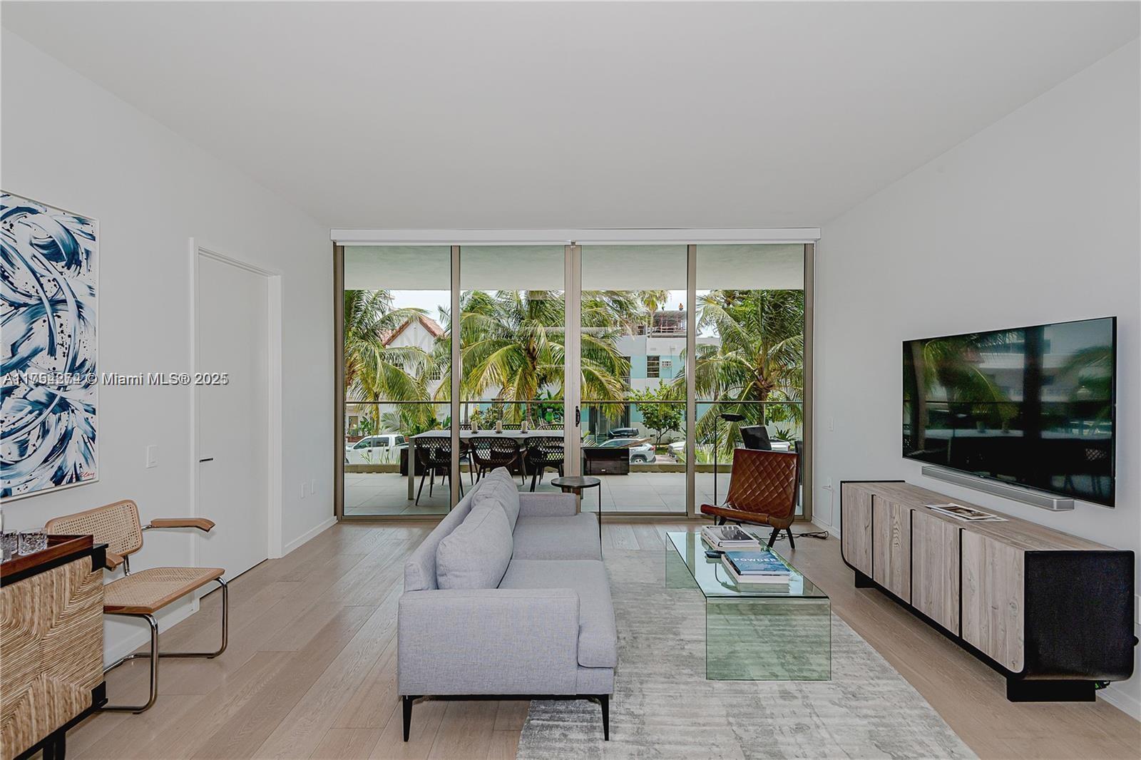 300 E Collins Ave 2D