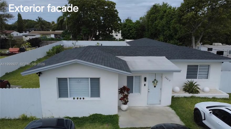 This opportunity could change everything…
This property has it ALL:
? Main house: 3 bedrooms / 2 bathrooms
? Separate unit: 3 bed / 1 bath ??
? Generates approx. $1,800/month ??
?? That income can cover a large portion of your monthly payment… or start generating cash flow from day one.
Perfect for: ?? First-time homebuyers
?? Smart investors
?? Families looking for extra income
?? Located in a prime area of Homestead, close to everything.
?? Income-producing properties like this don’t last on the market