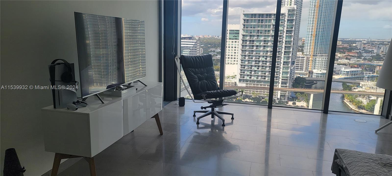 REACH CONDO - Residential