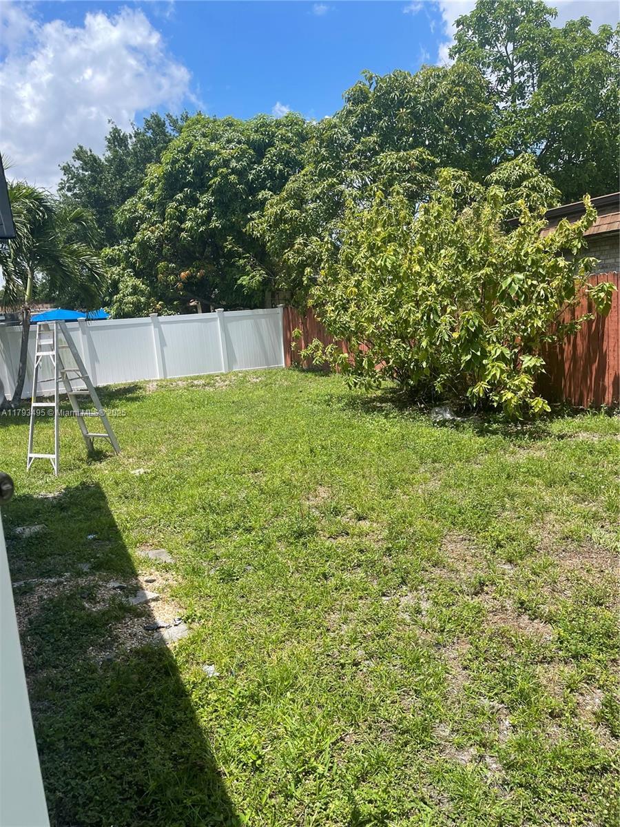 7811 NW 66th Ter 7811