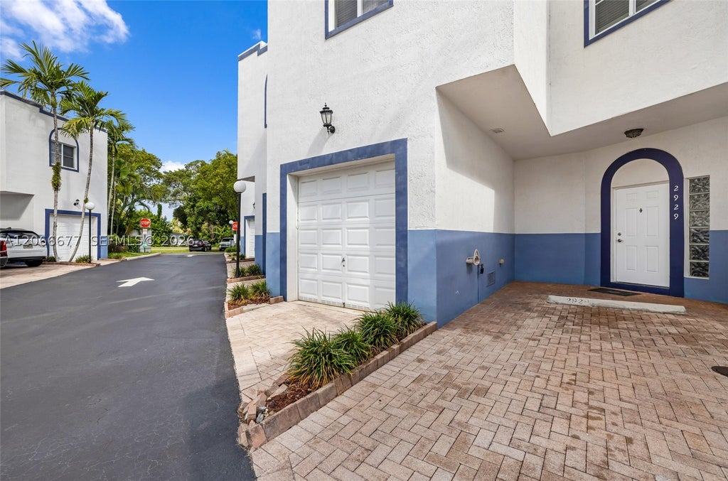 Photo of 2929 SW 18th Terrace, Fort Lauderdale, FL 33315 (MLS # A12066677)