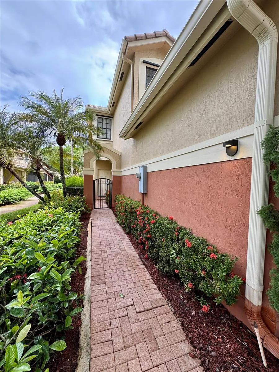 Weston, Florida 33332, United States, 3 Bedrooms Bedrooms, ,3 BathroomsBathrooms,Residential,Active,164073