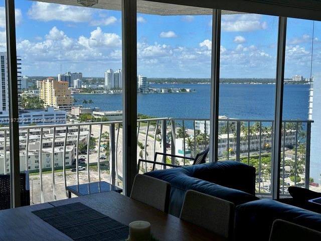 7601 E Treasure Dr 1905