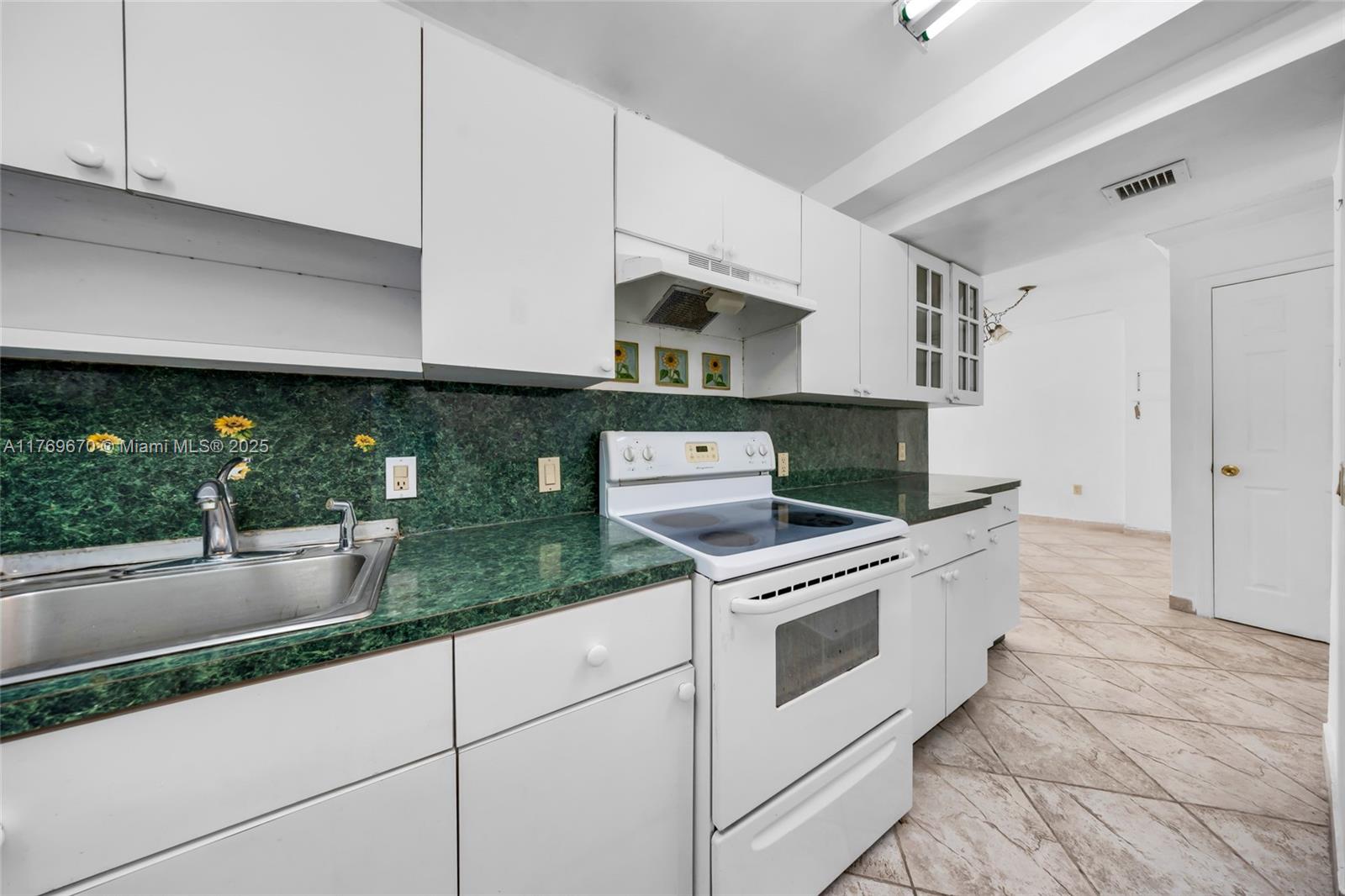 PORT ROYALE CONDO - Residential