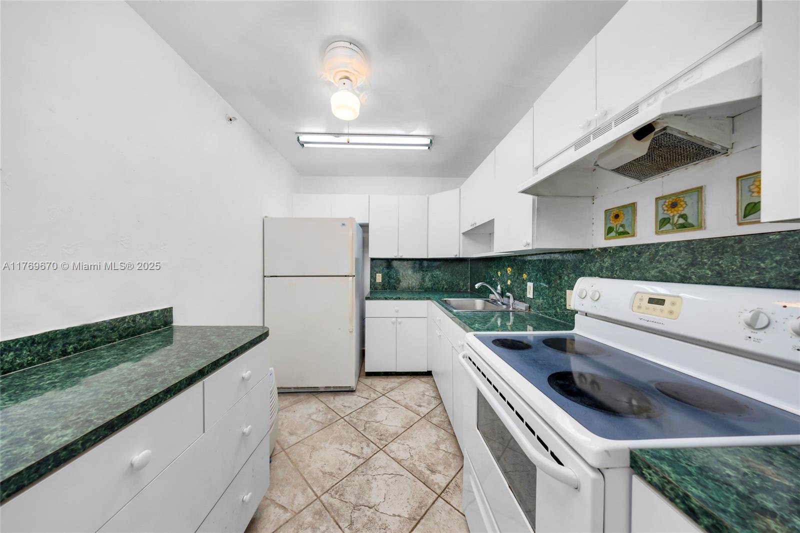 PORT ROYALE CONDO - Residential