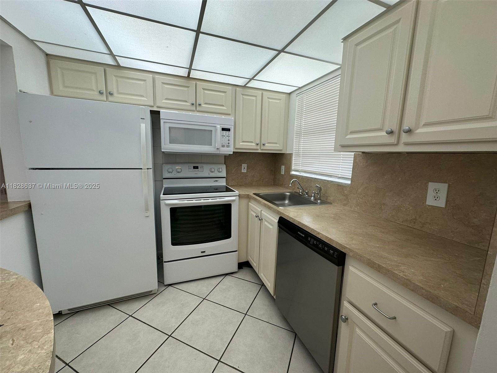 Beautiful 1 bedroom & 1 bathroom apartment in Jamestown, freshly painted, tile floors in common areas and high
traffic vinyl laminate in bedroom!