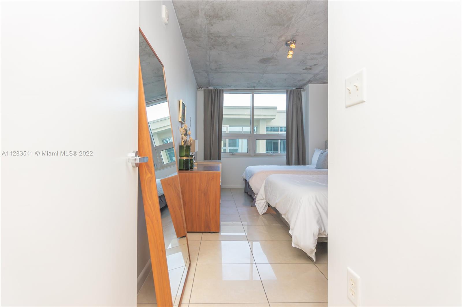 MIDBLOCK MIAMI CONDO - Residential Lease